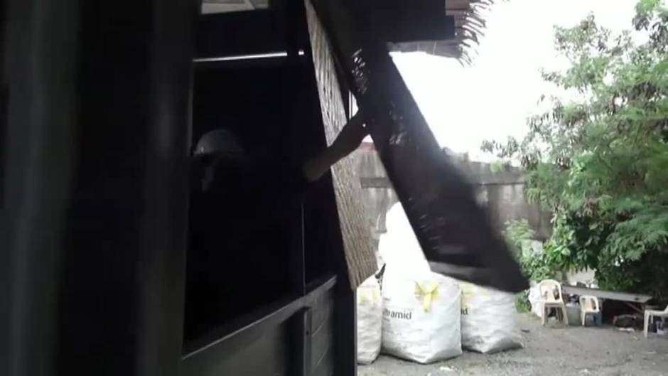 Una compañía de Filipinas utiliza plástico reciclado para fabricar casas, refugios y albergues