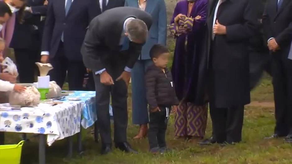 El enfado viral de un niño que no quiso saludar al Rey durante la visita a la 'Escuela del Año'