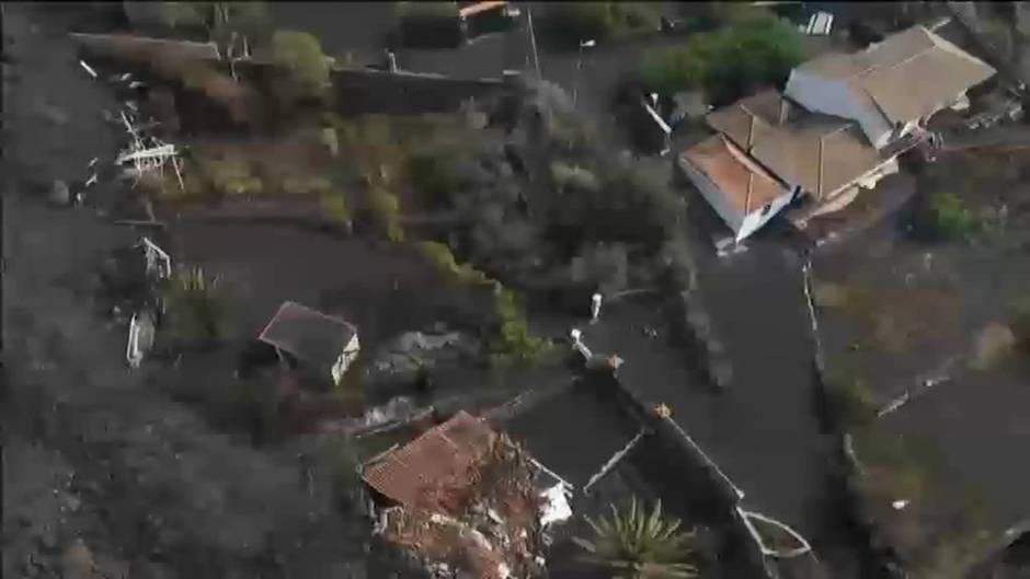 Las coladas del volcán de La Palma siguen avanzando sembrando destrucción a su paso