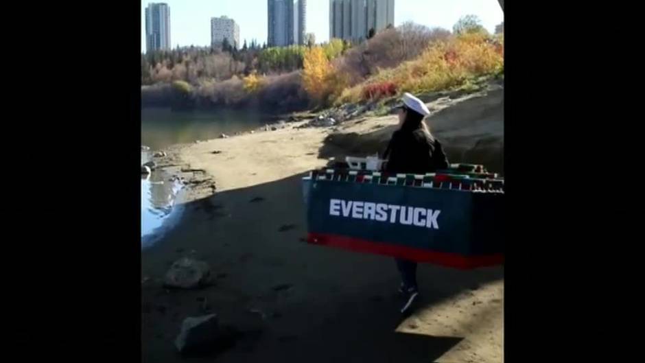 Una canadiense triunfa en Halloween disfrazada del buque 'Ever Given' atrapado en Suez