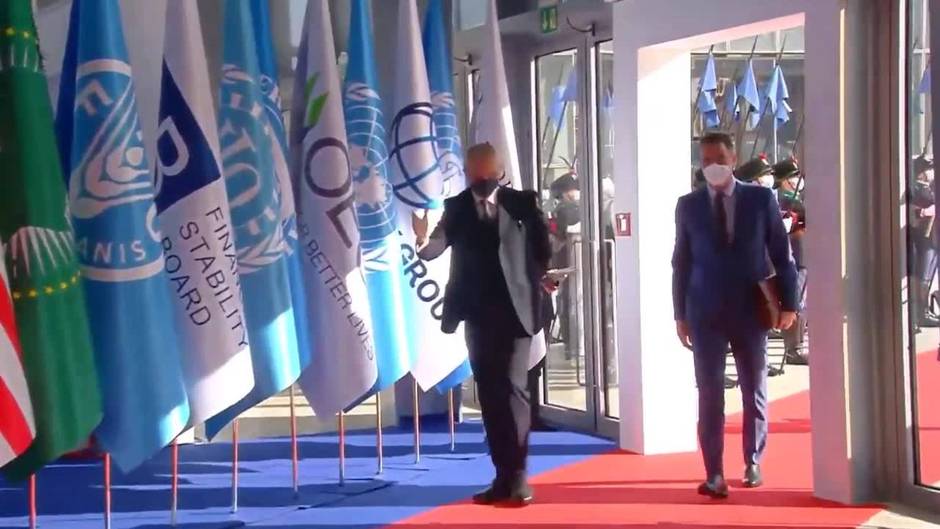 Pedro Sánchez, recibido por Mario Draghi a su llegada al G20 en Roma