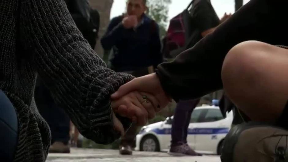 Varios activistas se encadenan a las puertas del Mercado de Trajano