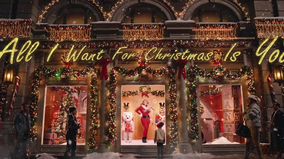 Mariah Carey inaugura la Navidad a golpe de calabazas