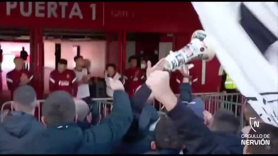 Aficionados animan al Sevilla