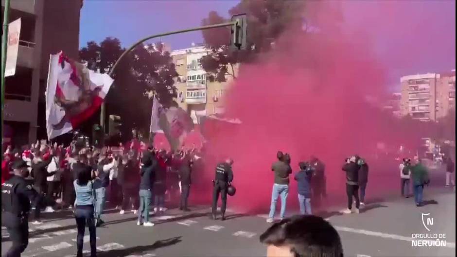 Ánimos de la afición del Sevilla a los jugadores antes del derbi