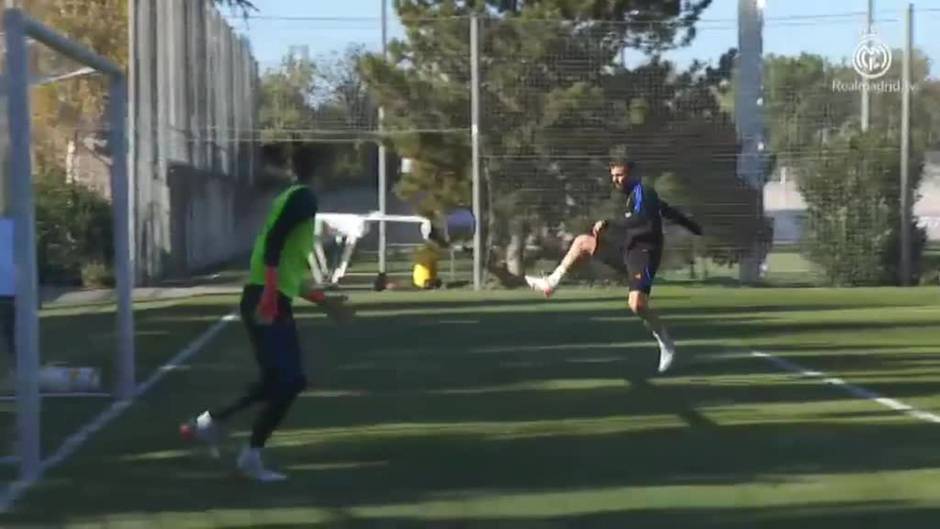 Valverde, Rodrygo y Mariano hacen parte del entrenamiento sobre el césped