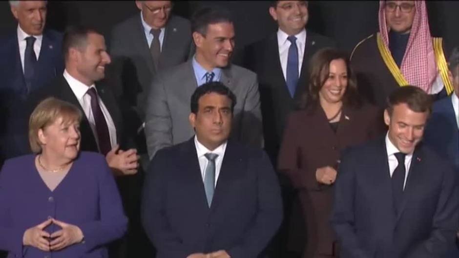 Pedro Sánchez y Kamala Harris, juntos en la foto de familia de la Conferencia Internacional sobre Libia