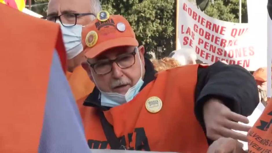 Los pensionistas recorren las calles de Barcelona exigiendo que las pensiones se blinden en la Constitución