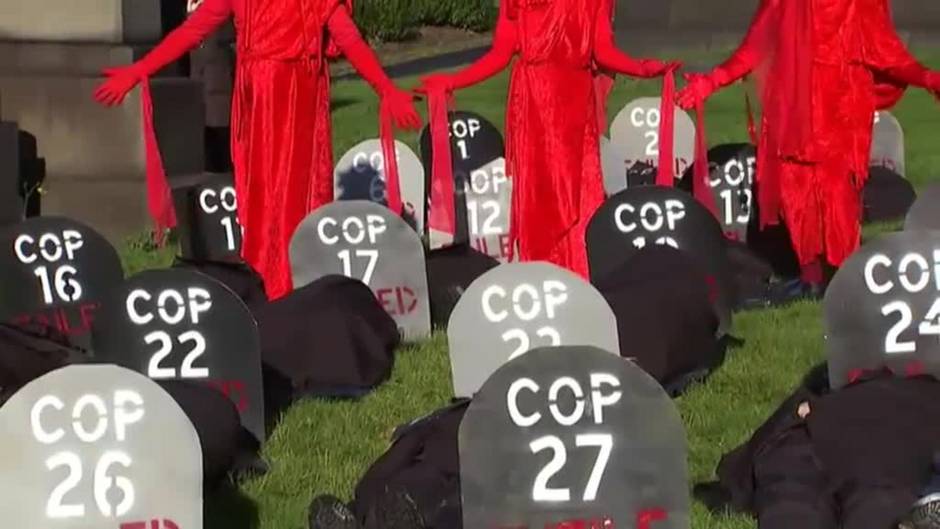 Extinction Rebellion organiza el funeral por la COP26 en un cementerio de Glasgow