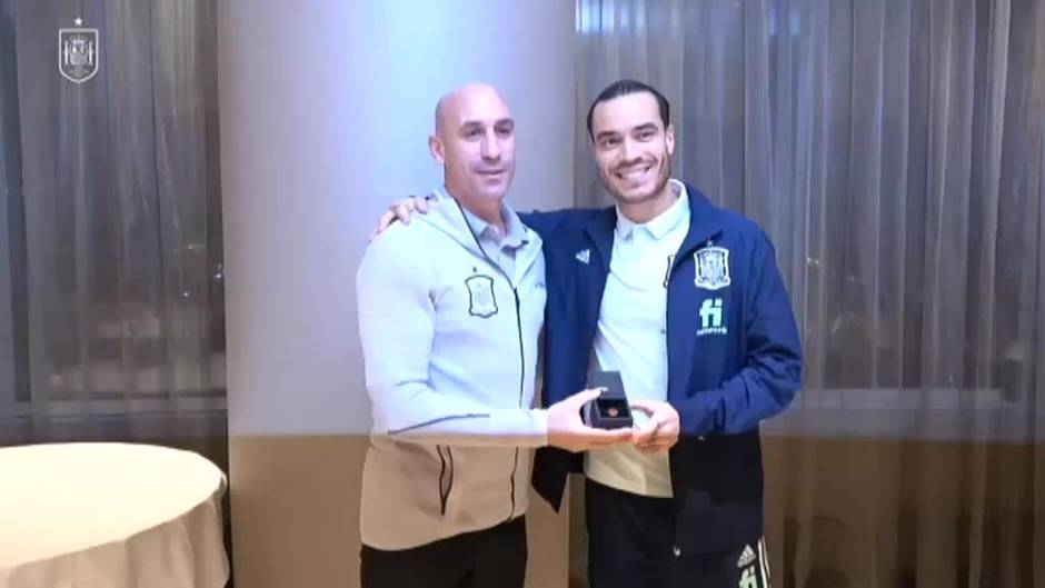 Rubiales entrega varias insignias conmemorativas los jugadores de la selección