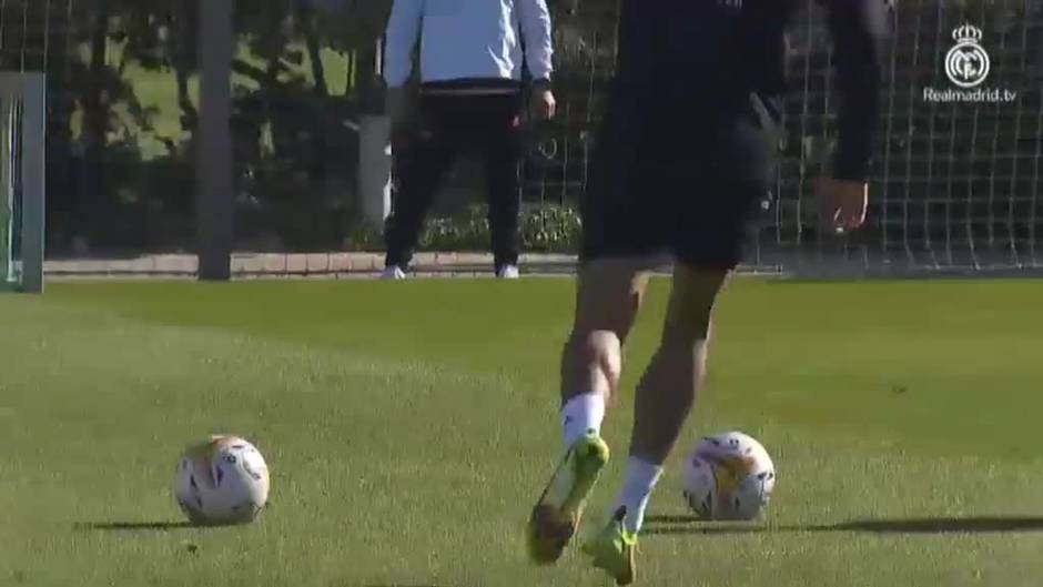 Hazard se entrena con normalidad junto al resto de sus compañeros