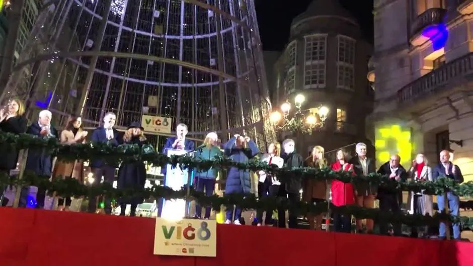 Vigo arranca la Navidad "en todo el planeta" con confeti y nieve artificial