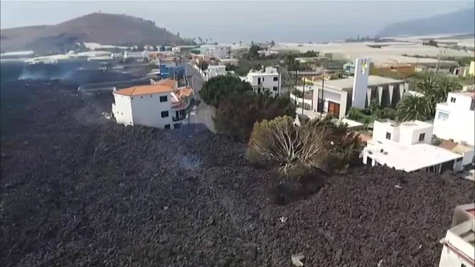 La nuevas bocas eruptivas vuelven a amenazar el barrio de La Laguna