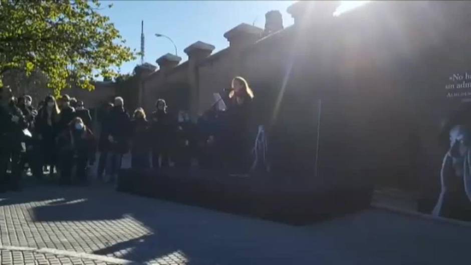 Multitudinario y emotivo adiós a Almudena Grandes con cientos de personas en el cementerio de la Almudena