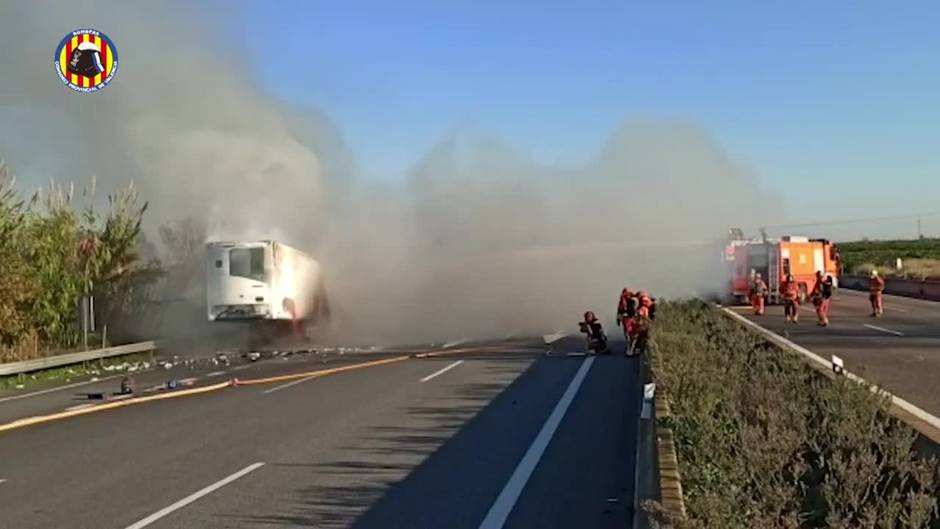 Incendio de un camión con mercancías peligrosas en la A7 en Alberic