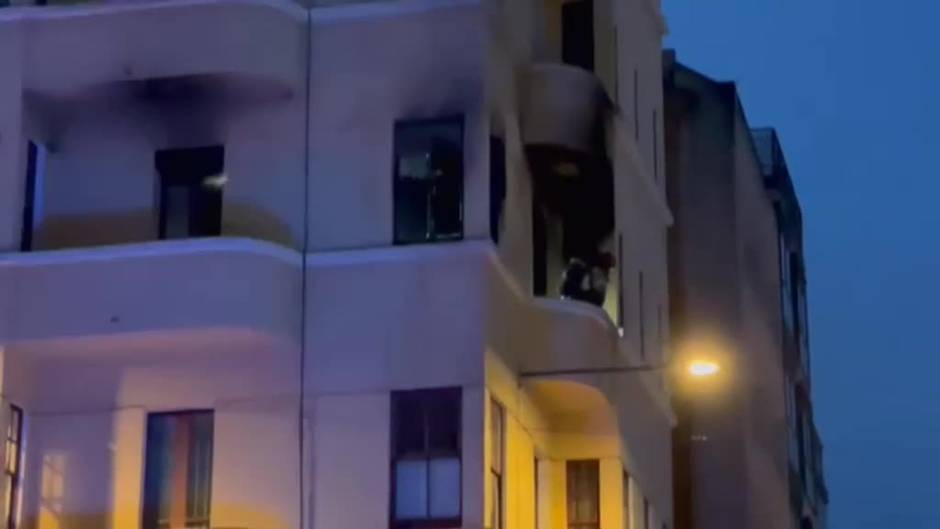 Un incendio devora un piso okupa en A Coruña