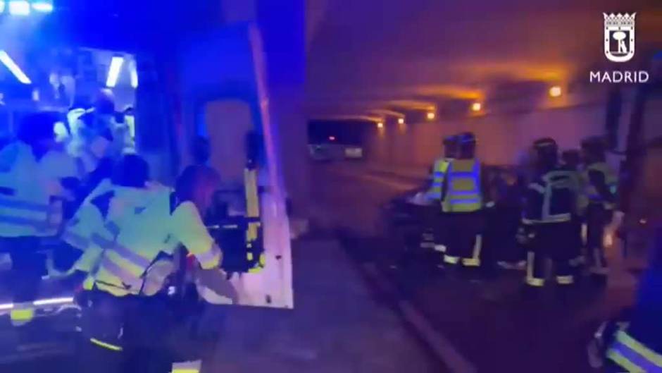 Heridas de gravedad dos personas en Madrid tras chocar su coche contra un pilar