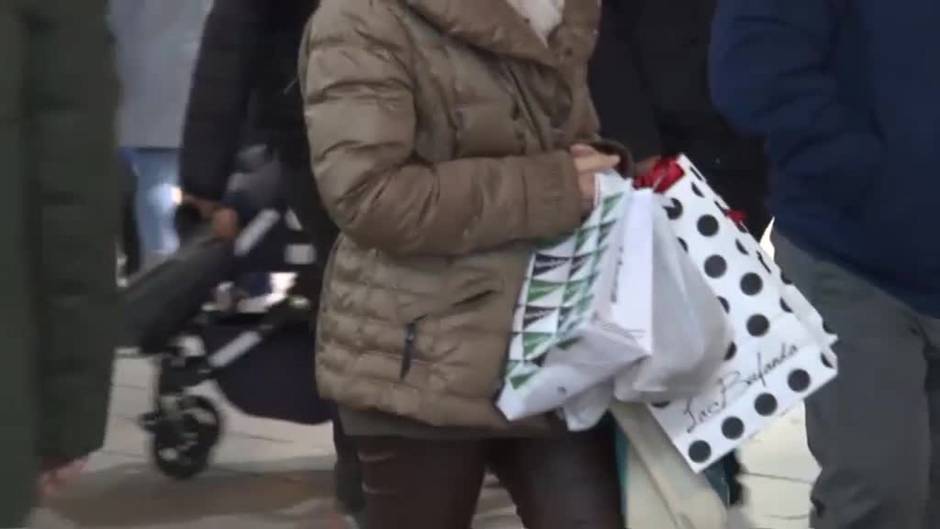 Arranca la temporada de compras navideñas y aglomeraciones en la calle