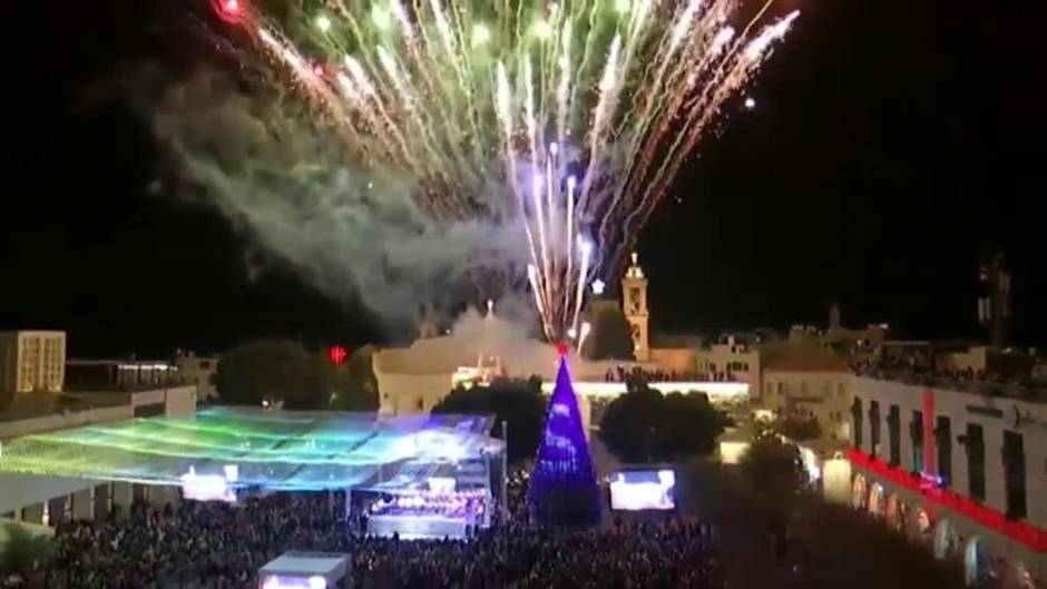 Belén enciende su tradicional árbol de Navidad con el alcance de ómicron en el aire