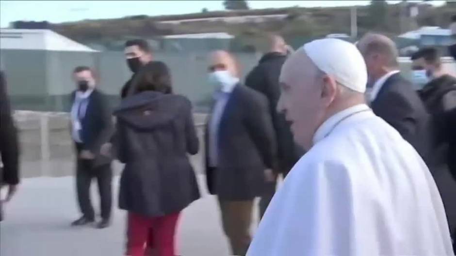 El papa denuncia la indolencia de Europa junto a los refugiados de Lesbos