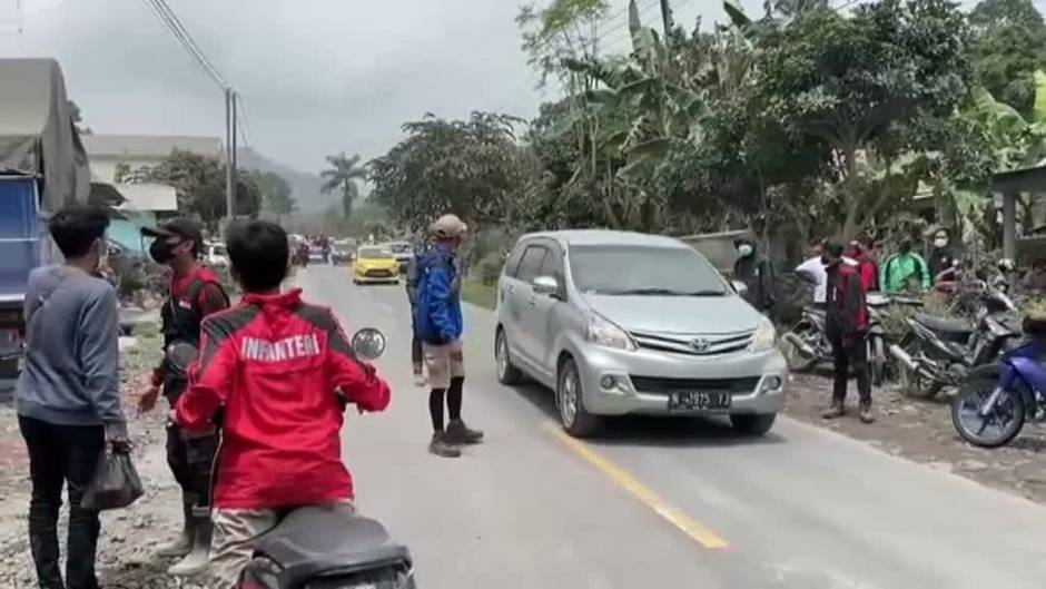 El volcán Semeru deja pueblos y aldeas sepultados por la ceniza en Indonesia