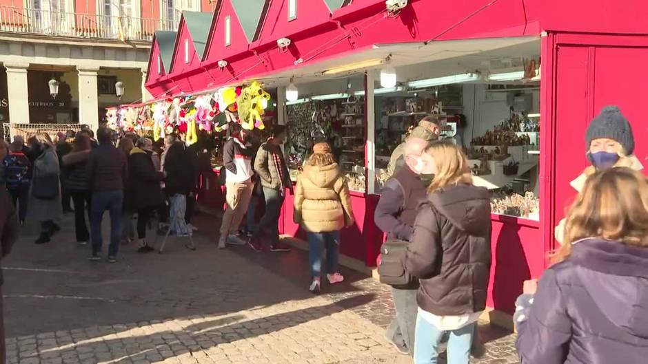 El mercadillo navideño de la Plaza Mayor de Madrid se llena de visitantes