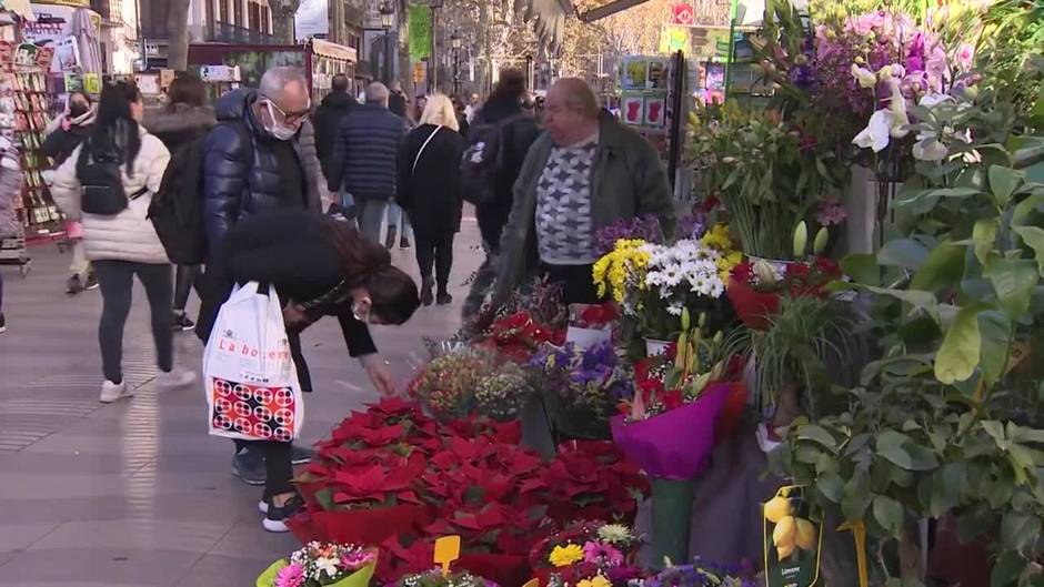 Cientos de personas visitan Las Ramblas de Barcelona durante el puente