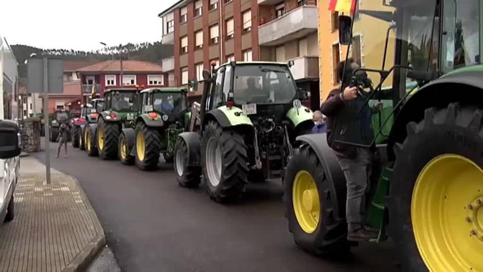Tractorada de los ganaderos cántabros contra el precio de la leche