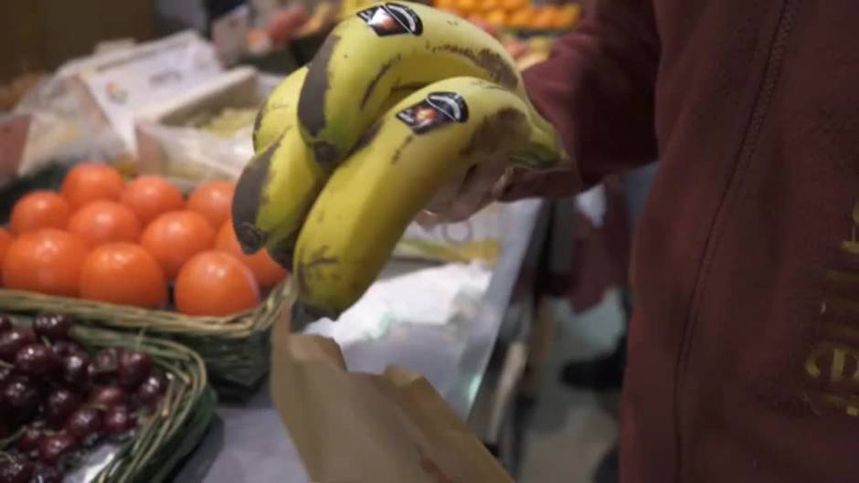 Llegan a los mercados los primeros plátanos con la etiqueta del volcán de La Palma