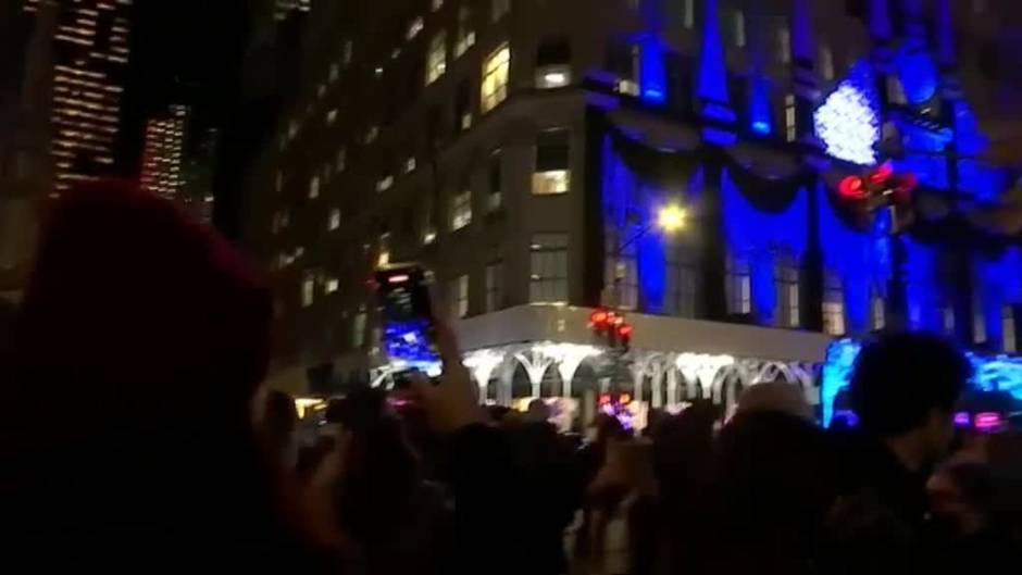 Nueva York se viste de Navidad con una decoración en la que participó la ex primera dama Michelle Obama