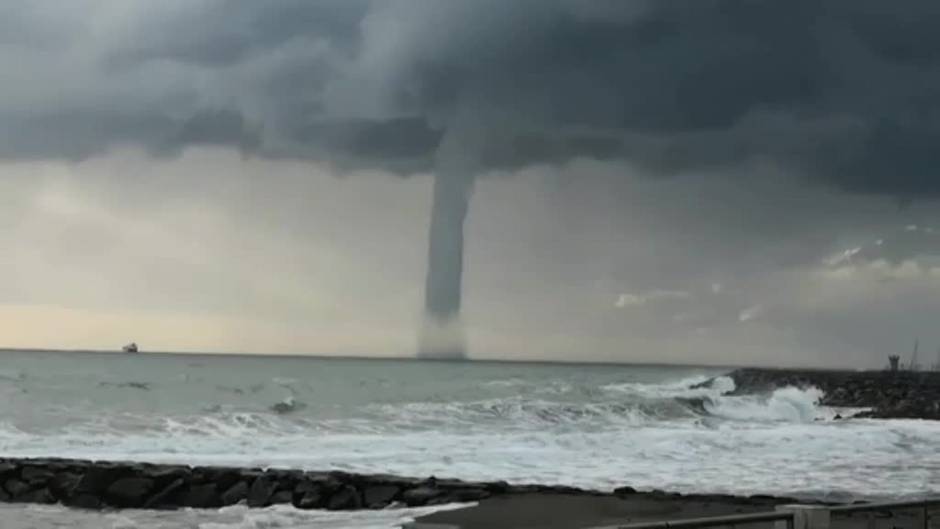 Espectacular manga marina frente a la costa italiana.