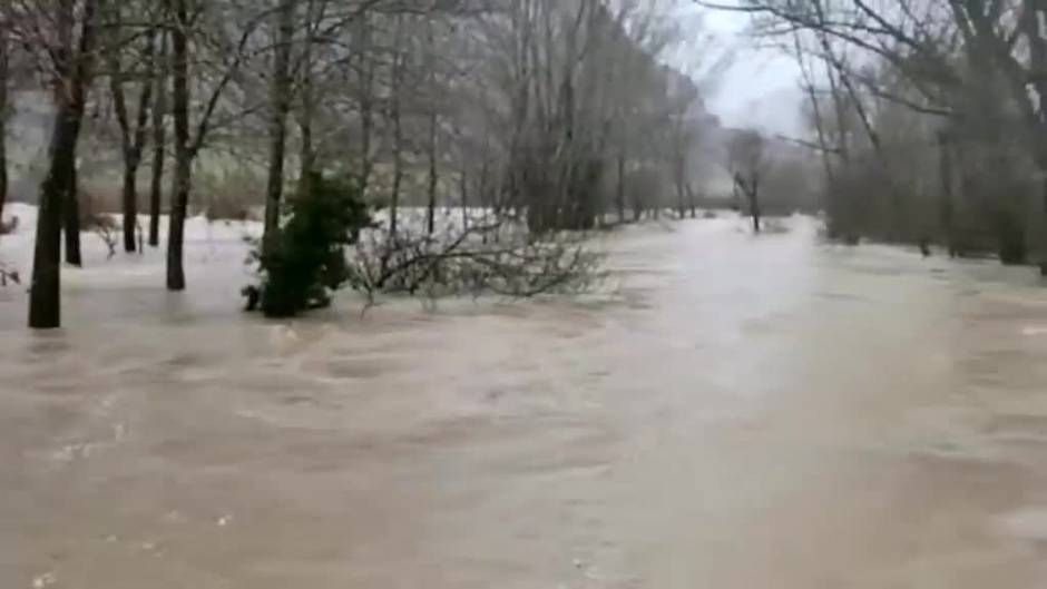 La crecida del río Arga deja inundados los barrios del norte de Pamplona