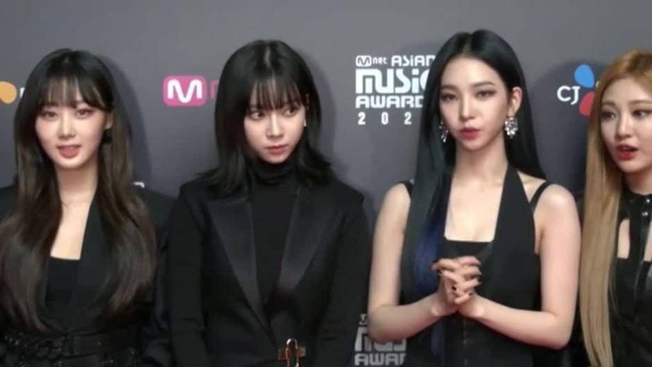 Las estrellas del K-pop desfilan en la alfombra roja de los Mnet Asian Music Awards