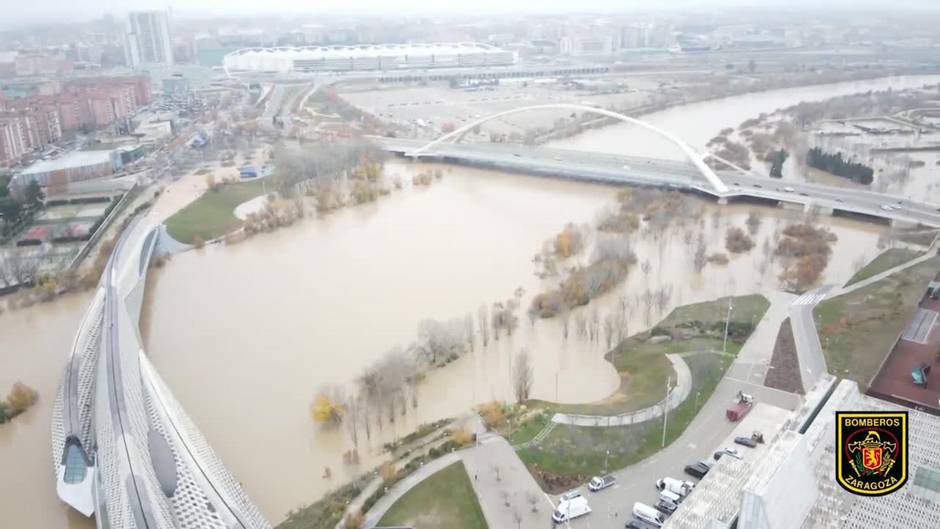 La Unidad de Drones de los bomberos de Zaragoza capta la crecida del Ebro