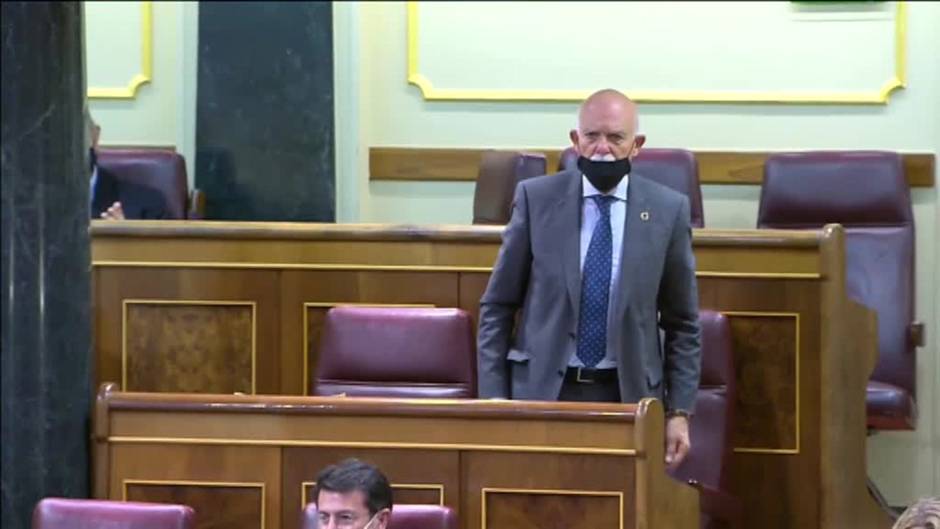 Llaman la atención a un diputado de Vox por "patear" su escaño después de la CUP hablara en catalán en el Congreso