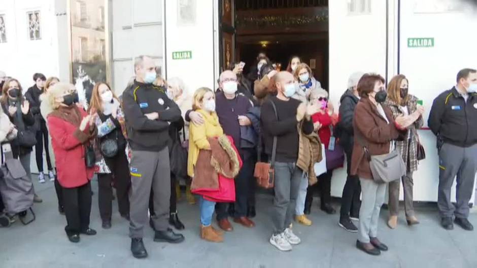 Un rotundo y cariñoso aplauso clausura la capilla ardiente de Verónica Forqué