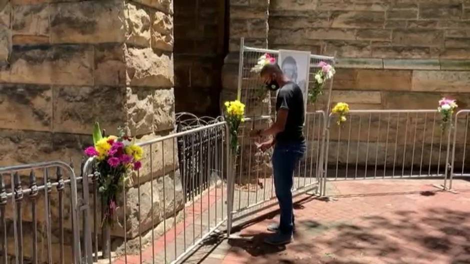 Vecinos de Ciudad del Cabo depositan flores en la Catedral de San Jorge en memoria de Tutu