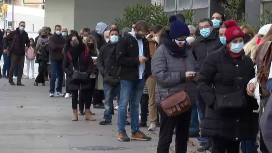 Largas colas en los puntos de vacunación