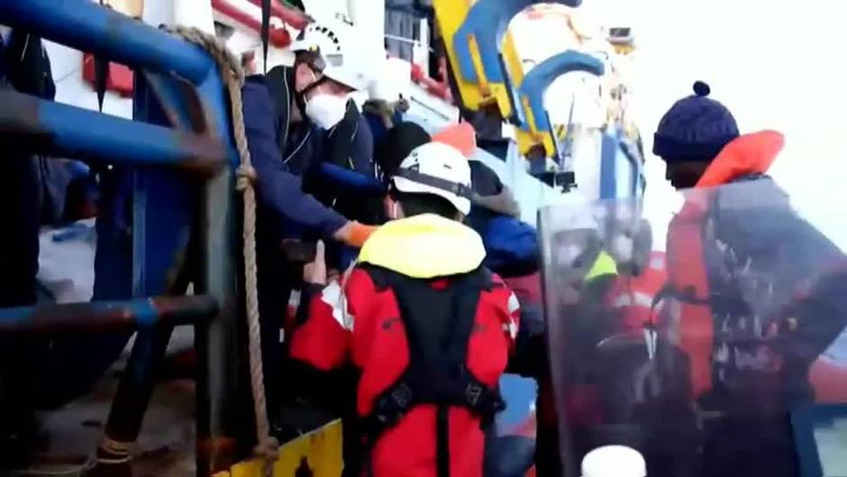 Un barco alemán con más de 440 migrantes rescatados espera atracar en puerto seguro