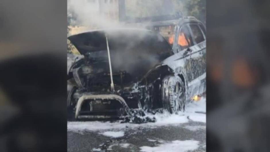 Un coche de los Mossos se incendia en Granollers durante el traslado de un detenido