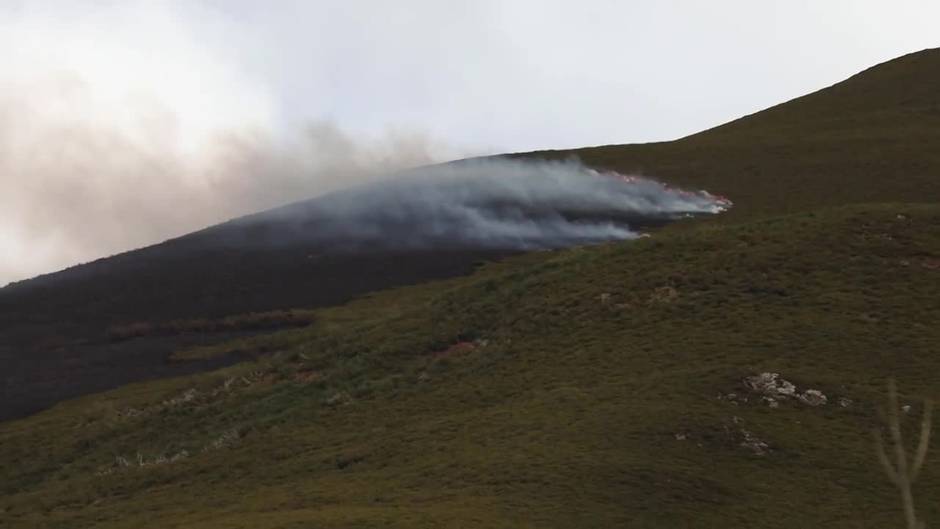 Un total de cincuenta incendios forestales se mantienen activos en Asturias