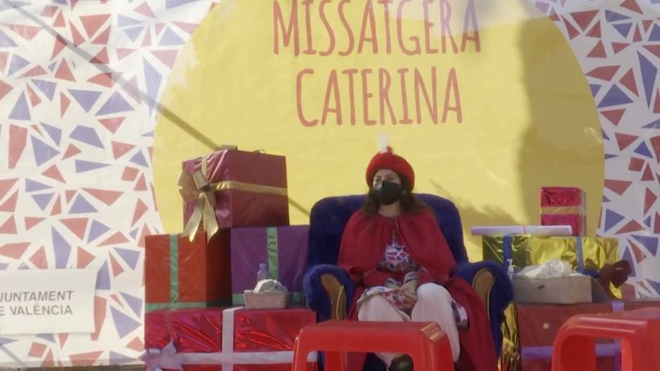 La mensajera Caterina sigue recogiendo cartas para dárselas a los Reyes Magos