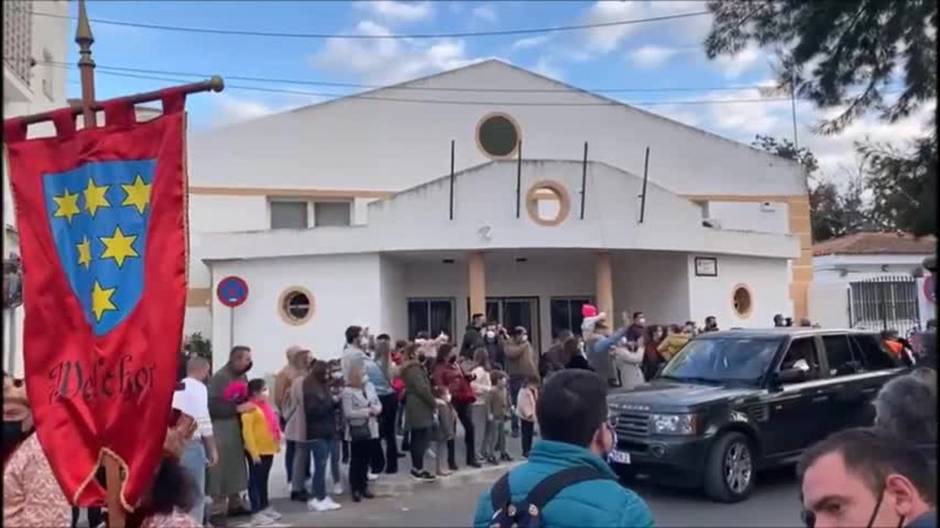 Los Reyes Magos de Chiclana reparten más de 7.000 kilos de caramelos en la Cabalgata