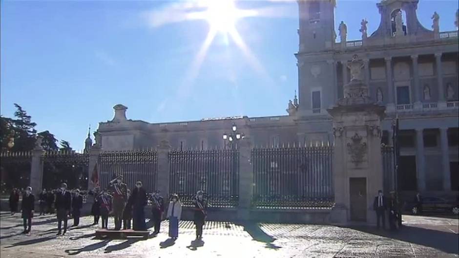 El rey recoge el broche caído de la reina instantes antes de sonar el himno nacional