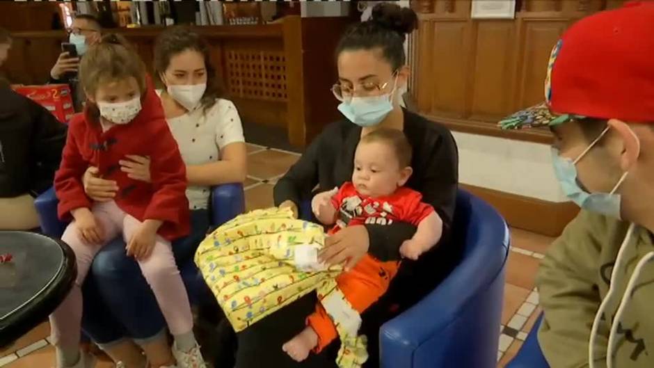 Los Reyes Magos cumplen los sueños de los niños desalojados por el volcán de La Palma