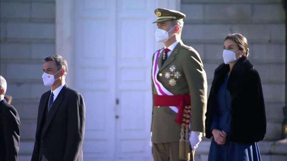 La Reina reaparece en 2022 con un look tan sobrio como elegante