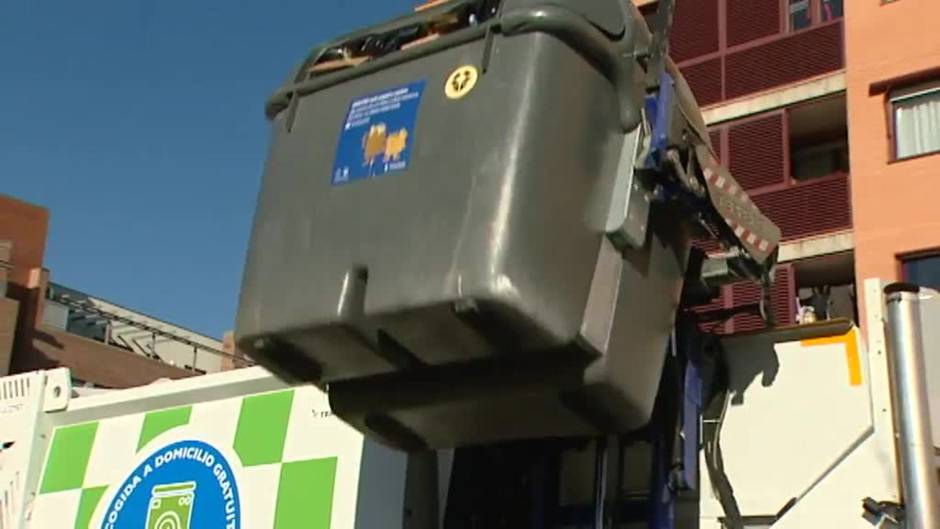 Contenedores abarrotados de envoltorios y cajas de los regalos de Reyes