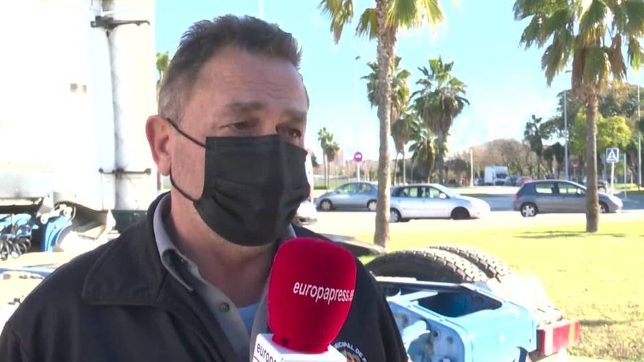 Feriantes de Mistala recogen sus instalaciones tras la tragedia ocurrida