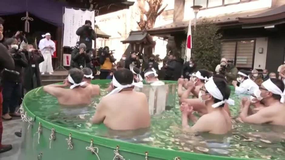 Ritual sintoísta en Japón con un baño de agua helada para dar la bienvenida al 2022