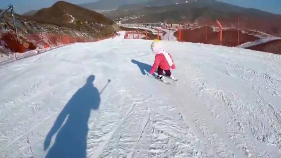 Una niña china de cuatro años aprende a esquiar de forma excepcional en tres semanas